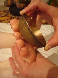 Photo d'un massage au bol Kansu sur les pieds a SoiZen